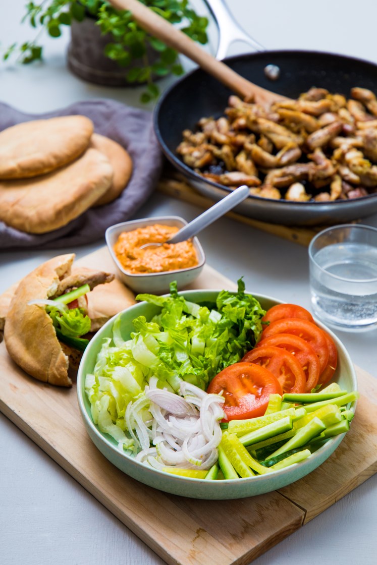 Kylling i fullkornspita med hjertesalat, agurk og hvitløksdressing