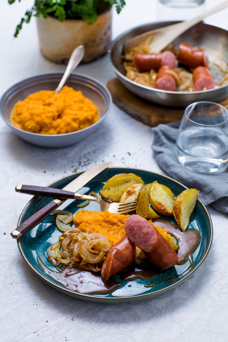 Vossakorv med rotmos, stekt løk og brun saus