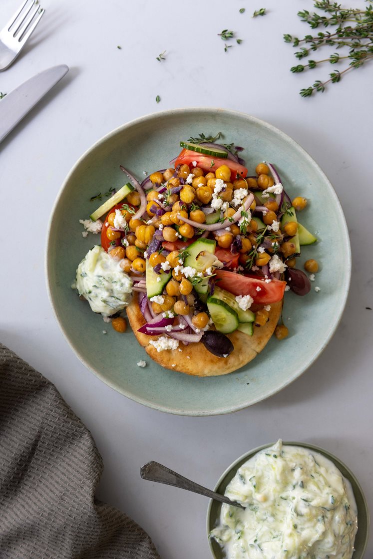 Pita-gyros med timianmarinerte kikerter, tzatziki og gresk salat