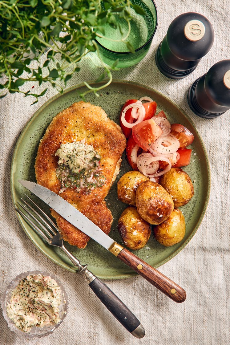 Mozzarellafylld fläskkotlett med örtsmör och tomatsallad