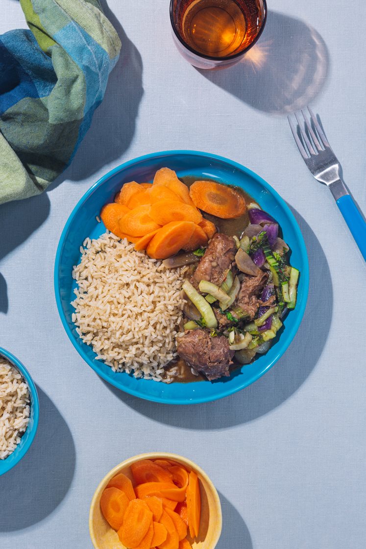 Asiatisk pulled pork med pak choy, syltede gulrøtter og sesamfrø