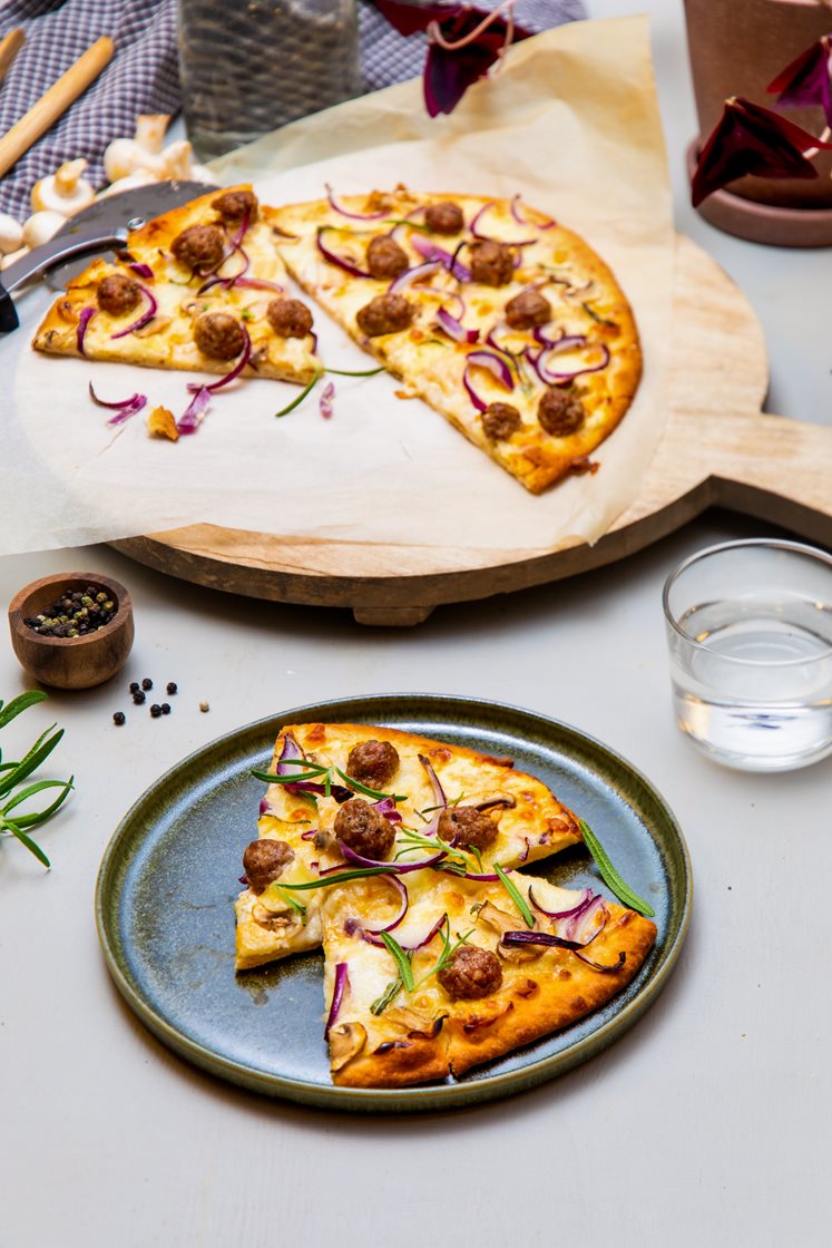 Hvit pizza med salsicciaboller toppet med minisjampinjong og rosmarin 