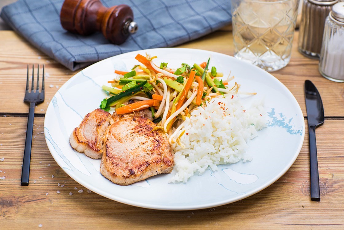 Svinekam med asiatisk salat og hoisinsaus