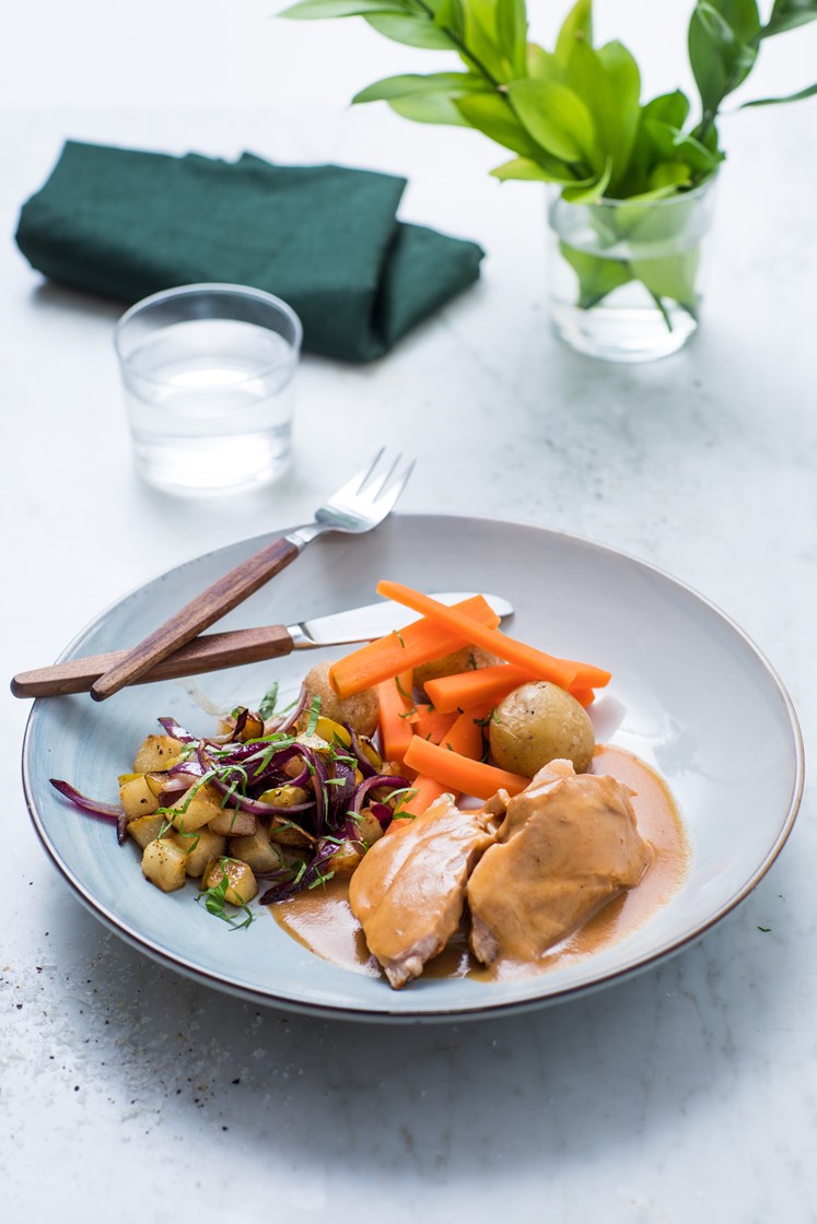 Schweinebraten i brun saus med kokte poteter og smørstekt pære og løk