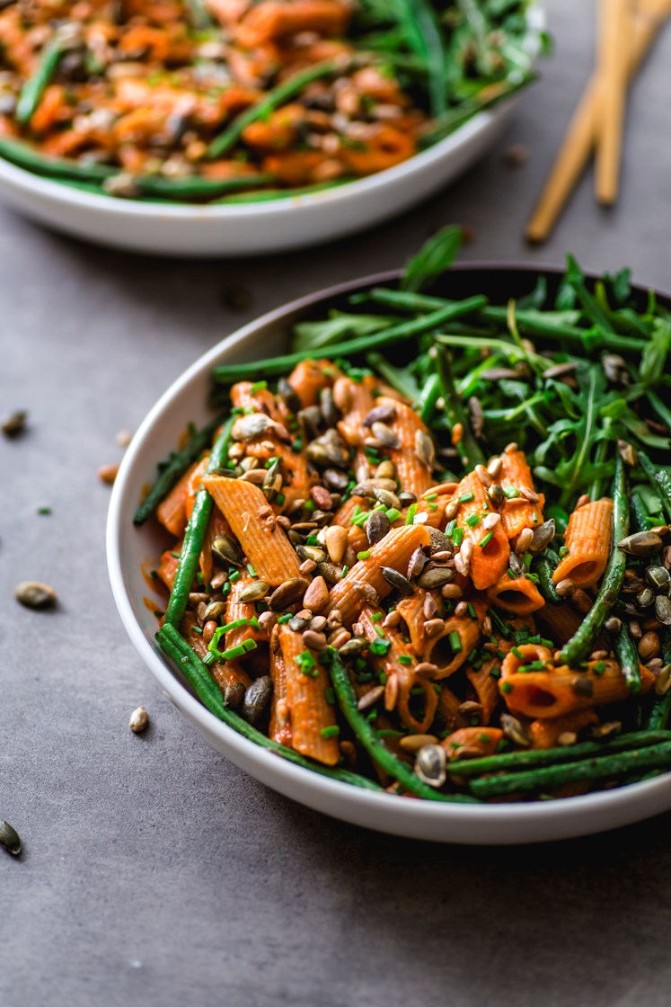 Fullkornspasta i paprikasaus med stekte aspargesbønner, ristede kjerner og gressløk