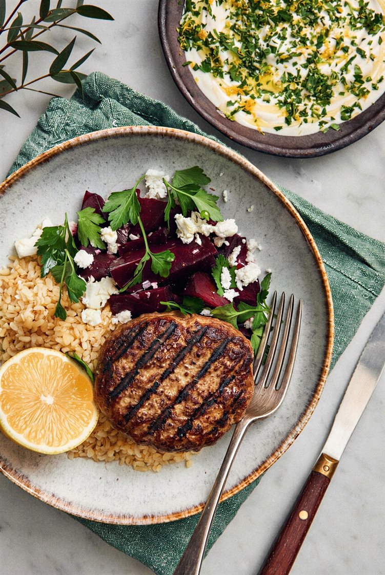 Grillade färsbiffar med gremolatacrème, fetaost och rödbetor