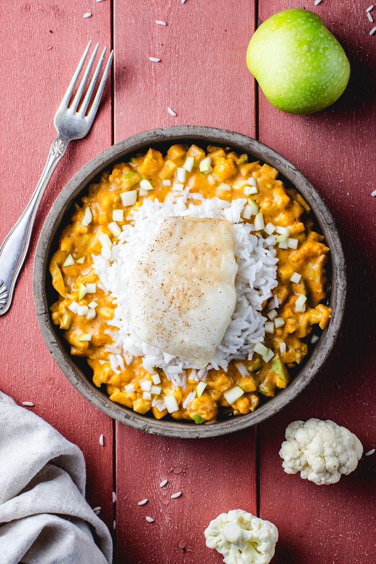 Torsk med blomkål i curry, ris og eple
