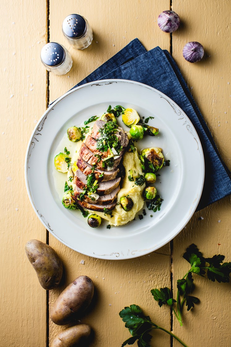 Indrefilet av svin med potetkrem, persilleolje og stekt rosenkål og knutekål