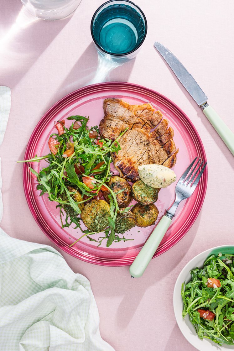 Stekt svinekam med bearnaisesmør og tomatsalat