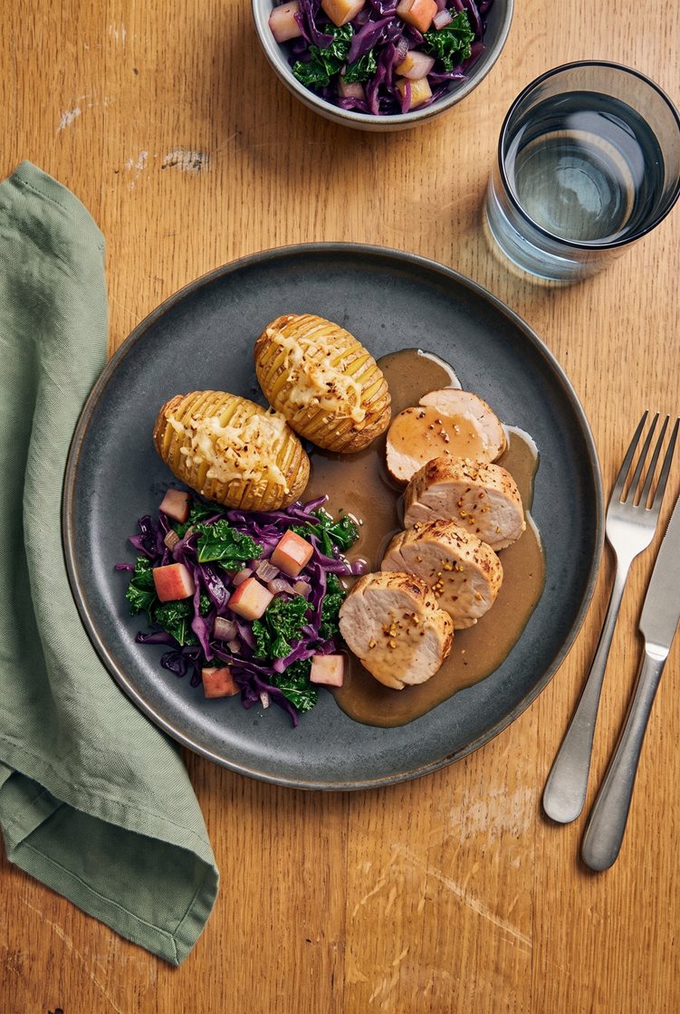 Citruskrydret svinemørbrad med hasselbackkartofler, smørglaseret kål med æble og skysauce