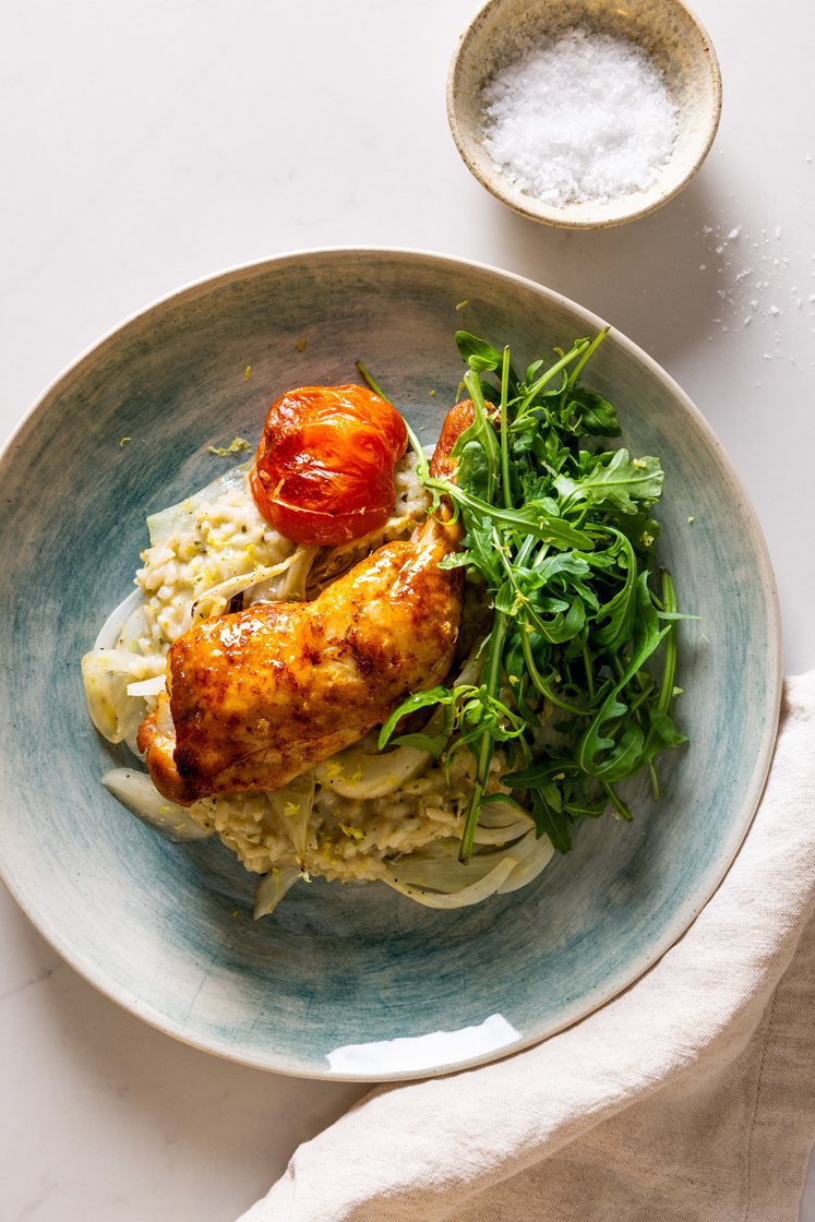 Provencegrillede kyllinglår med ovnsbakt fennikel og tomat, basilikumrisotto og ruccola