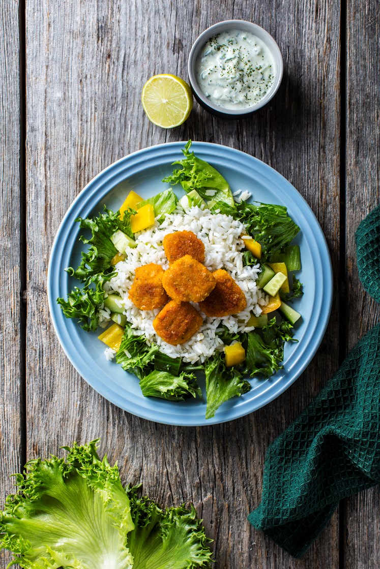 Kyllingnuggets med basmatiris, frisk salat og tzatzikidressing