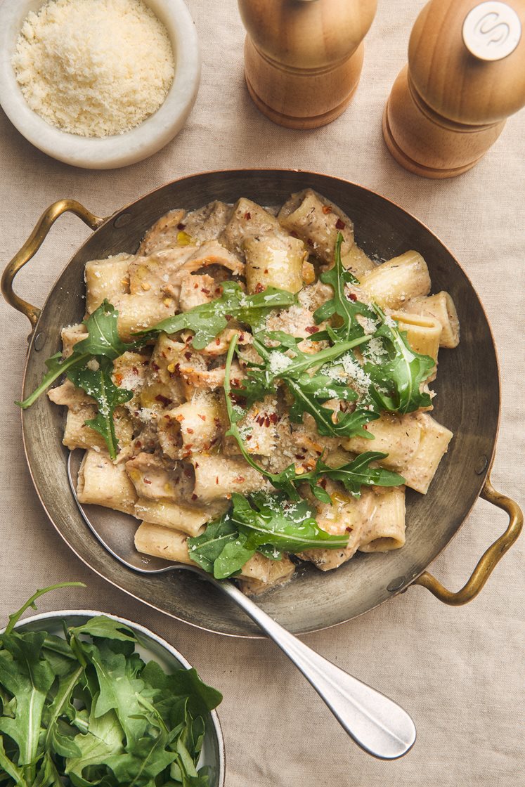 Pasta med snabb svampsås, färdiggrillad kyckling och ruccola