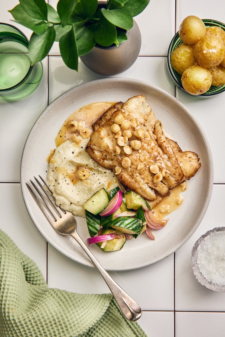 Stegt hvid fisk med blomkålspuré, brunet hasselnøddesmør og kogte kartofler