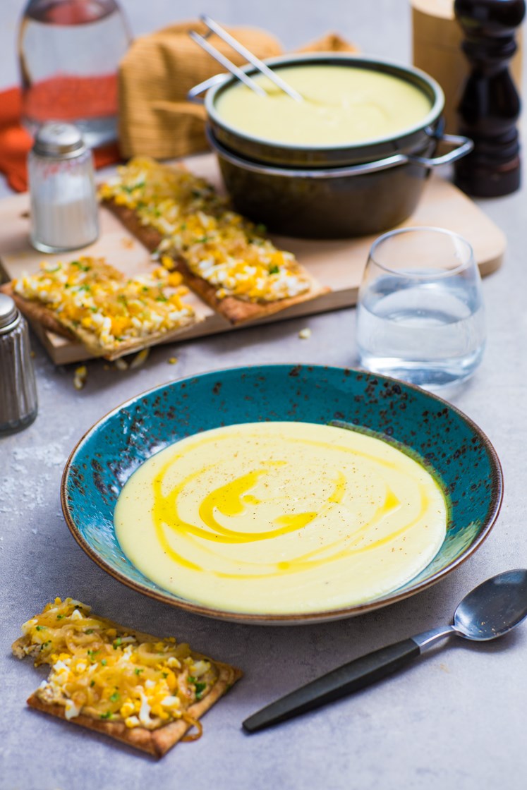 Potet- og purreløksuppe med grove bagetter, steinsoppesto og egg 