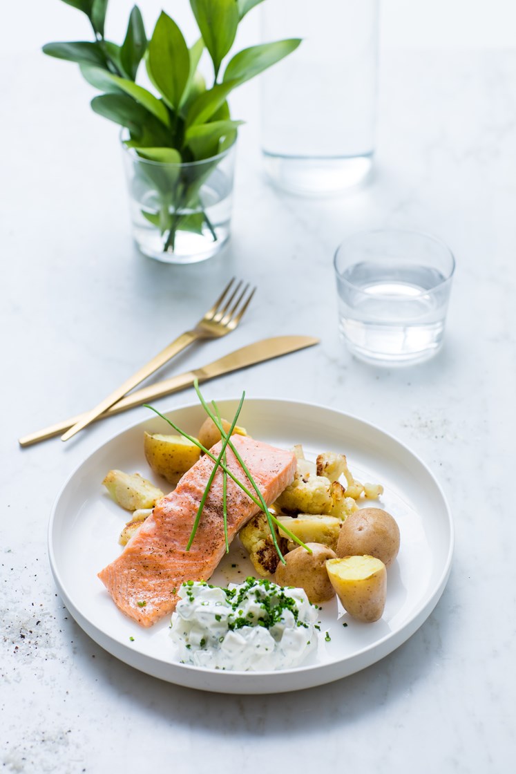 Ovnsbakt ørret med poteter og smørstekt blomkål, servert med eple- og gressløkdressing