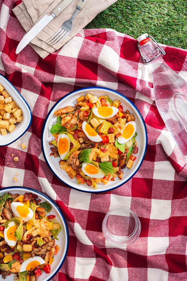Pastasalat med stekt kylling og bacon, paprikapestodressing, bløtkokte egg og urtekrutonger