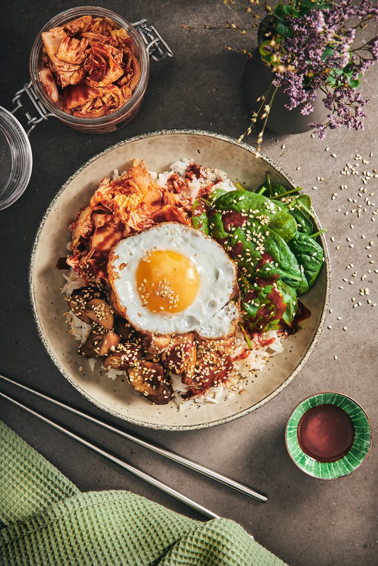 Bibimbap med soyastekt sopp, spicy kålsalat og stekt egg