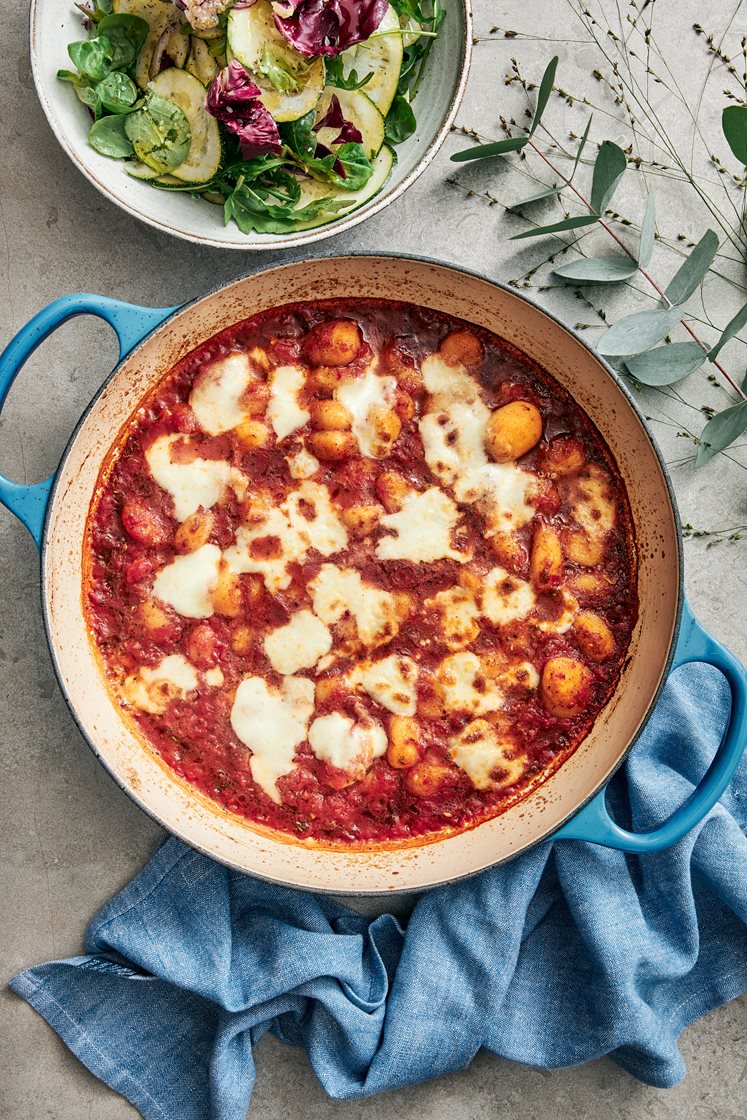 Mozzarellagratinerad gnocchi i tomatsås med zucchinisallad