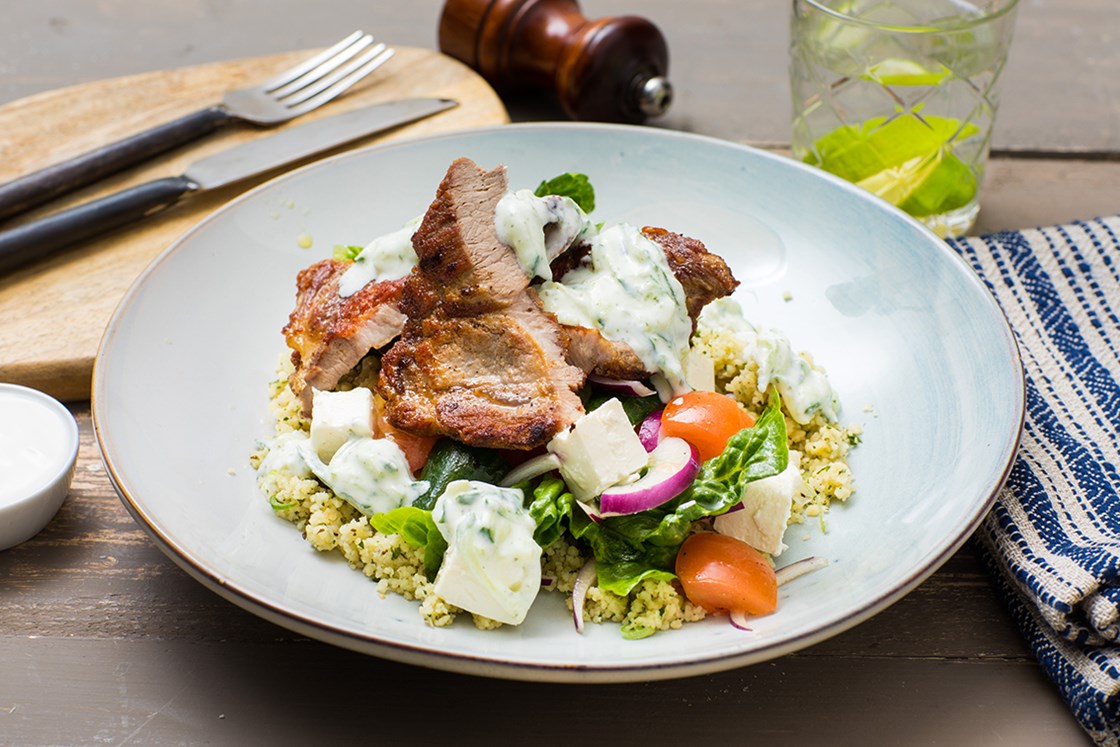 Svinenakke med couscous, tzatziki og gresk salat