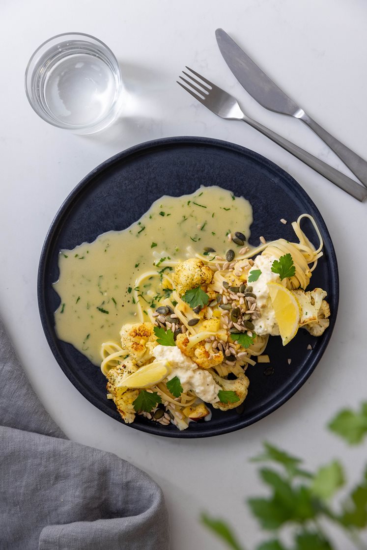 Linguine med sitron og persille, og pannestekt blomkål toppet med mozzarellakrem og sprø kjerner