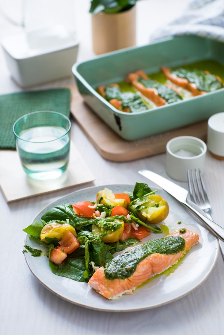 Pestobakt laks med potet og spinatsalat
