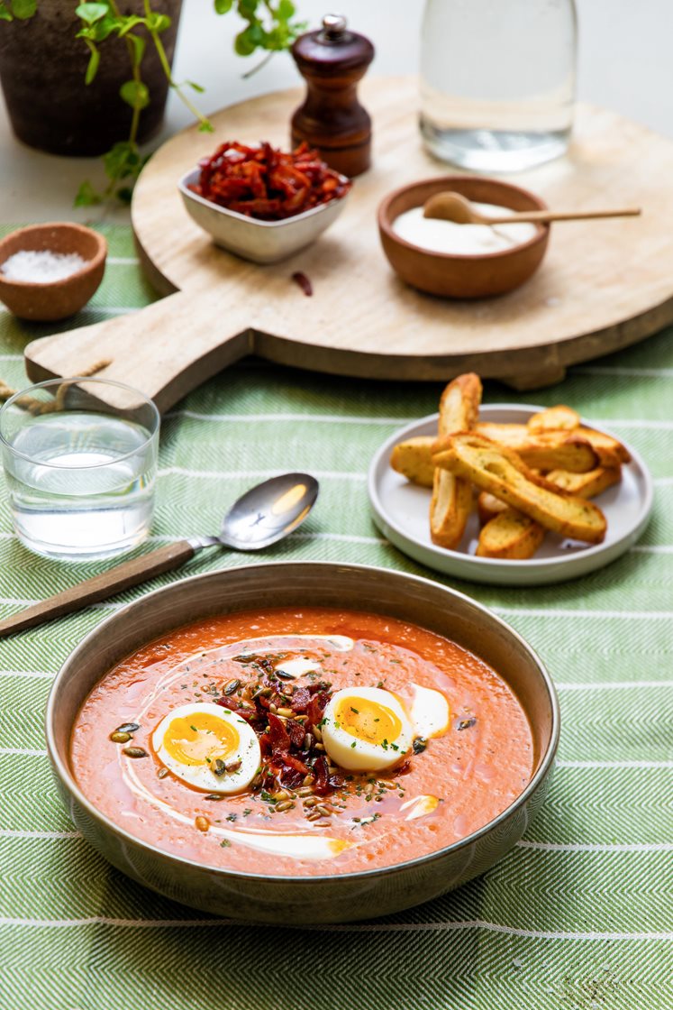 Tomatsuppe med pepperoni, egg og brødsticks