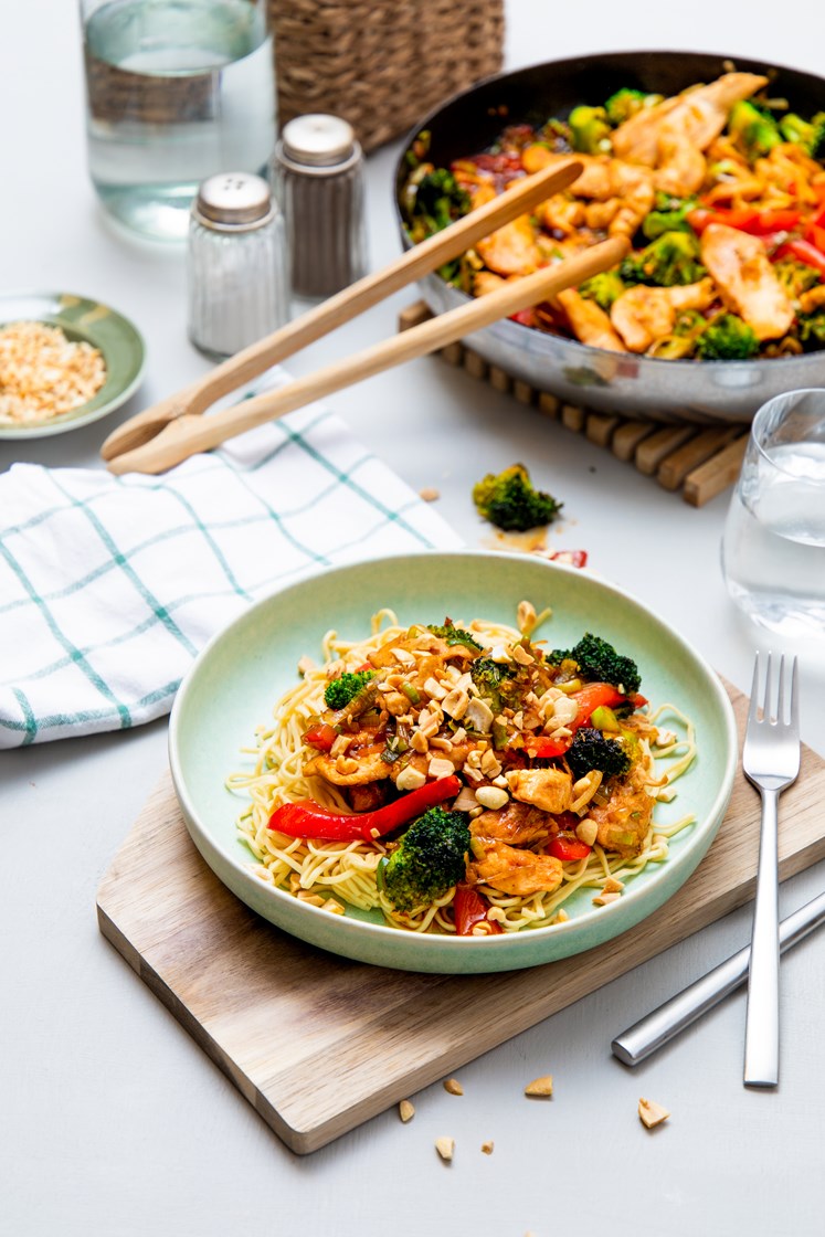 Kyllingwok med brokkoli, paprika, soya- og ingefærsaus og eggenudler