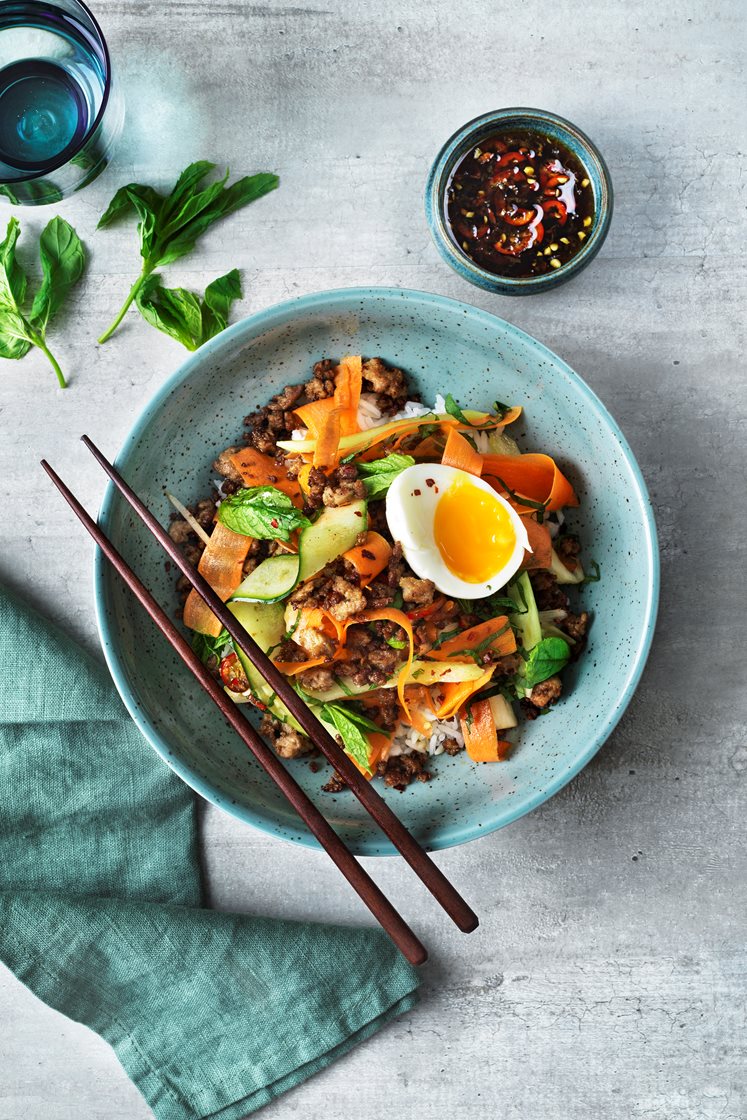 Vietnamesisk sallad med knaperstekt fläskfärs, mynta, chili och löskokt ägg