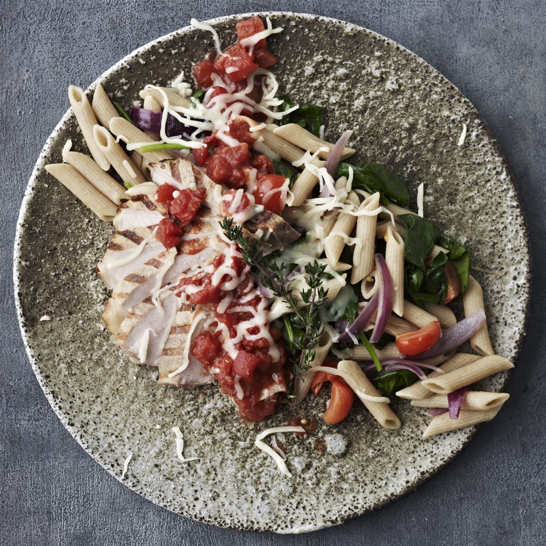 Koteletter i tomatsauce med grøn pastasalat 