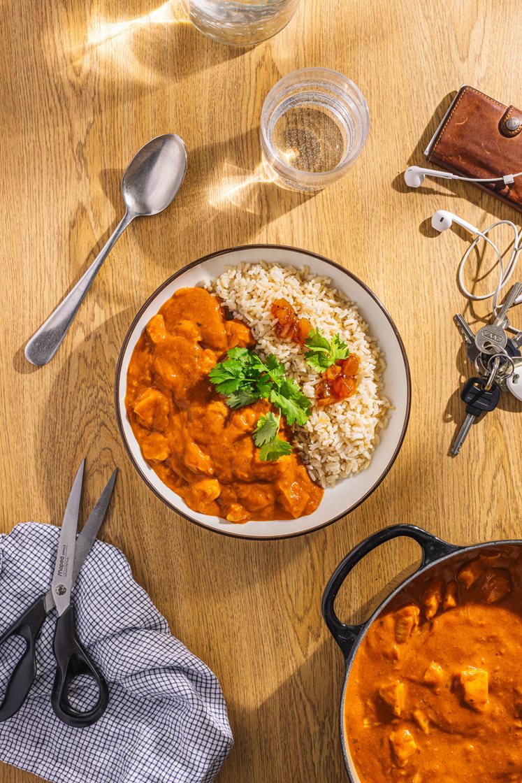 Quick butter chicken med fuldkornsris og mangochutney