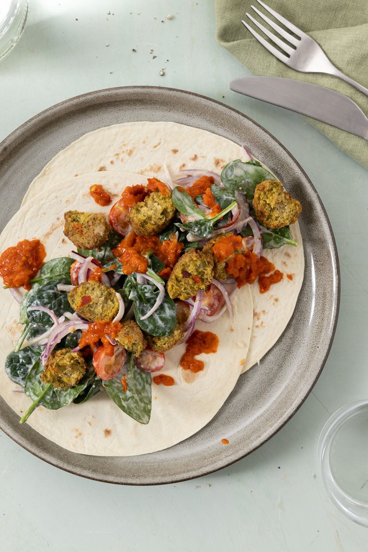 Wrap med falafel spinatsalat og ajvar