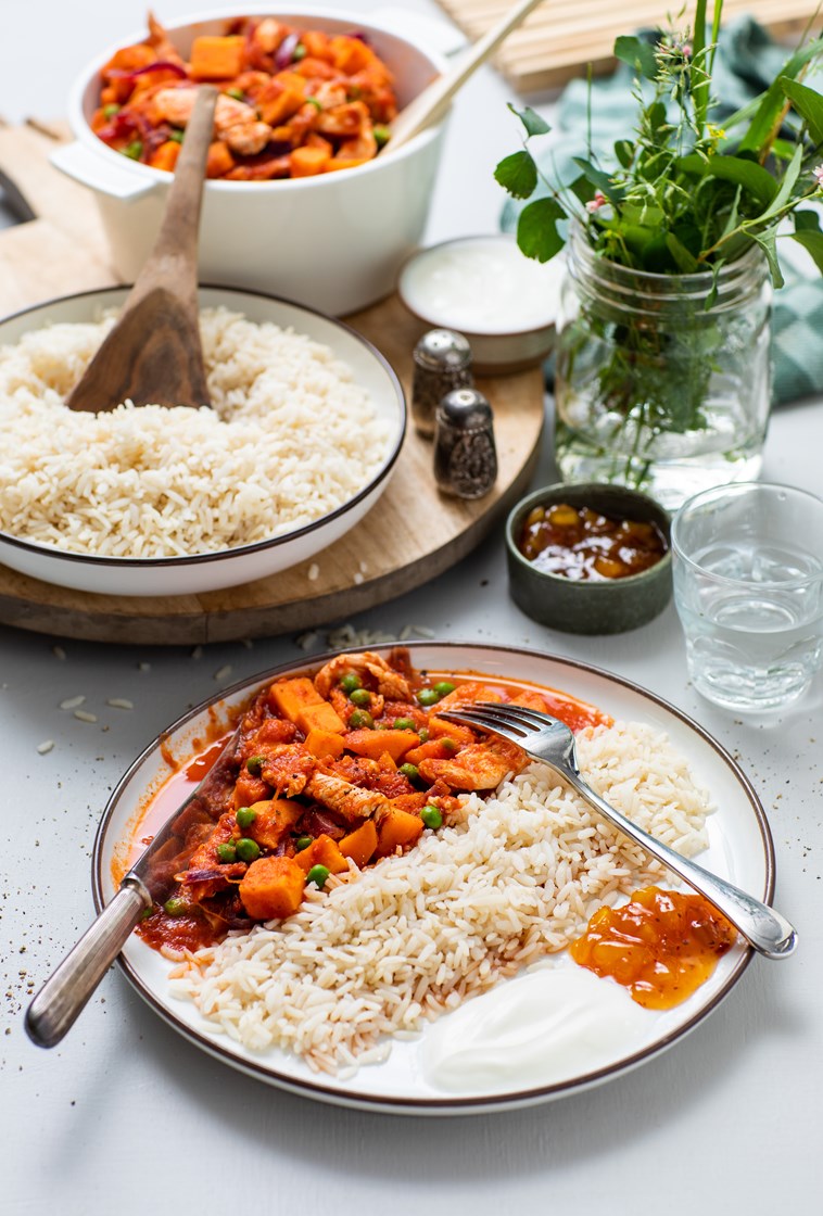 Indisk kyllinggryte med grønne erter, fullkornsris, mangochutney og yoghurt