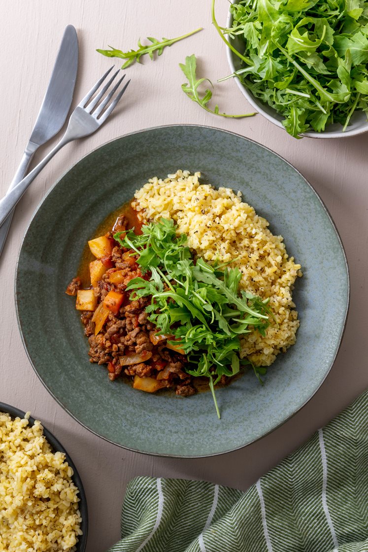 Tomatisert kjøttgryte med rotgrønnsaker, bulgur og ruccola