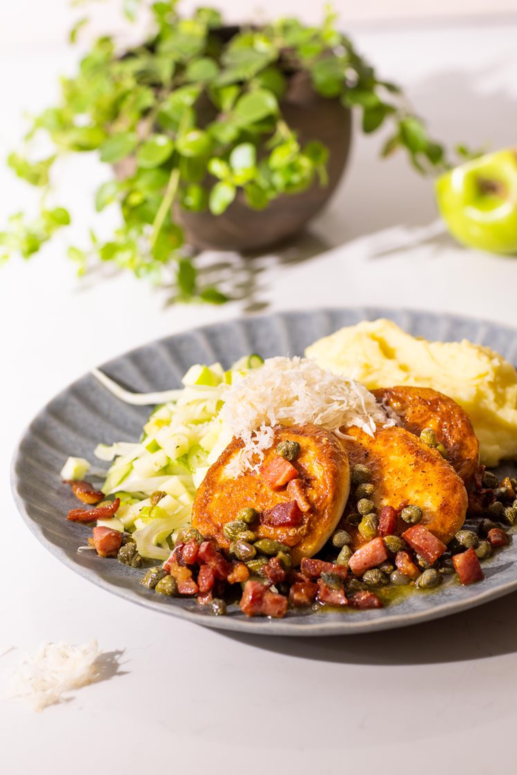 Stekte fiskekaker med potetmos, fennikelsalat og bacon- og kaperssmør, toppet med revet pepperrot
