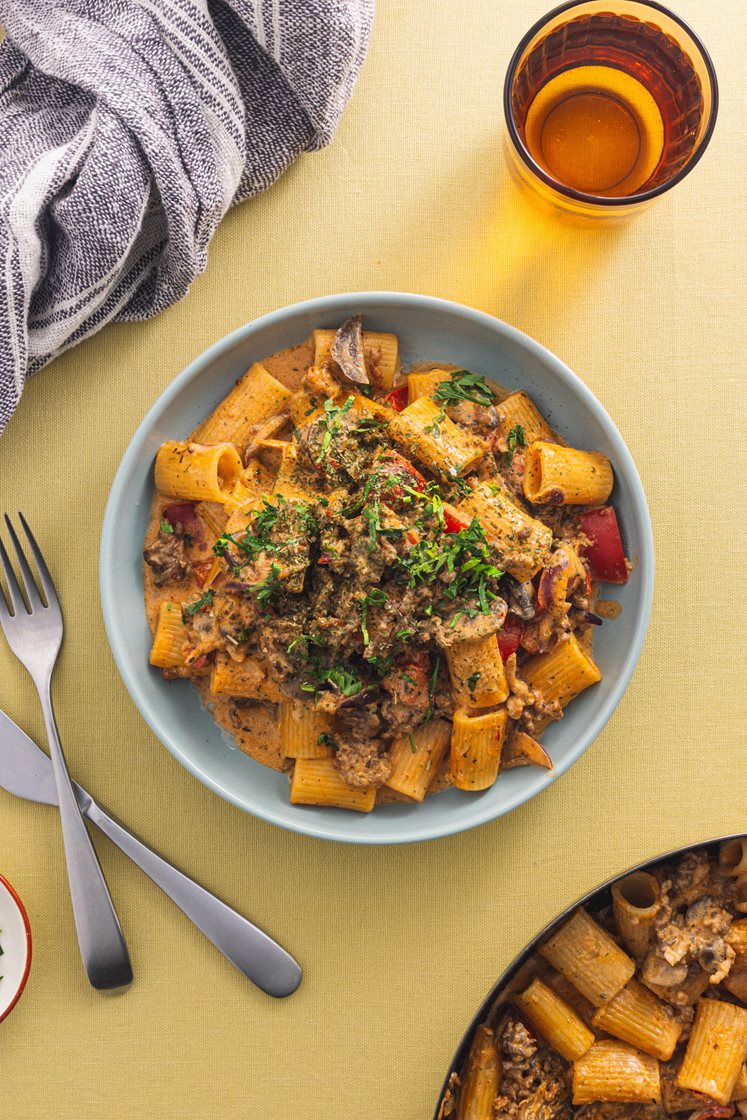 Alt i én pasta med hakket gris, champignon og rød peber
