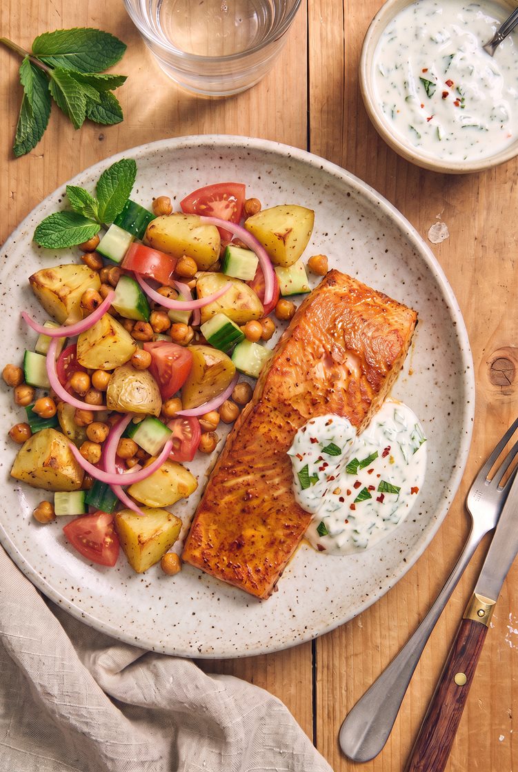 Kryddermarinert laks med potet- og kikertsalat og yoghurtdressing med mynte
