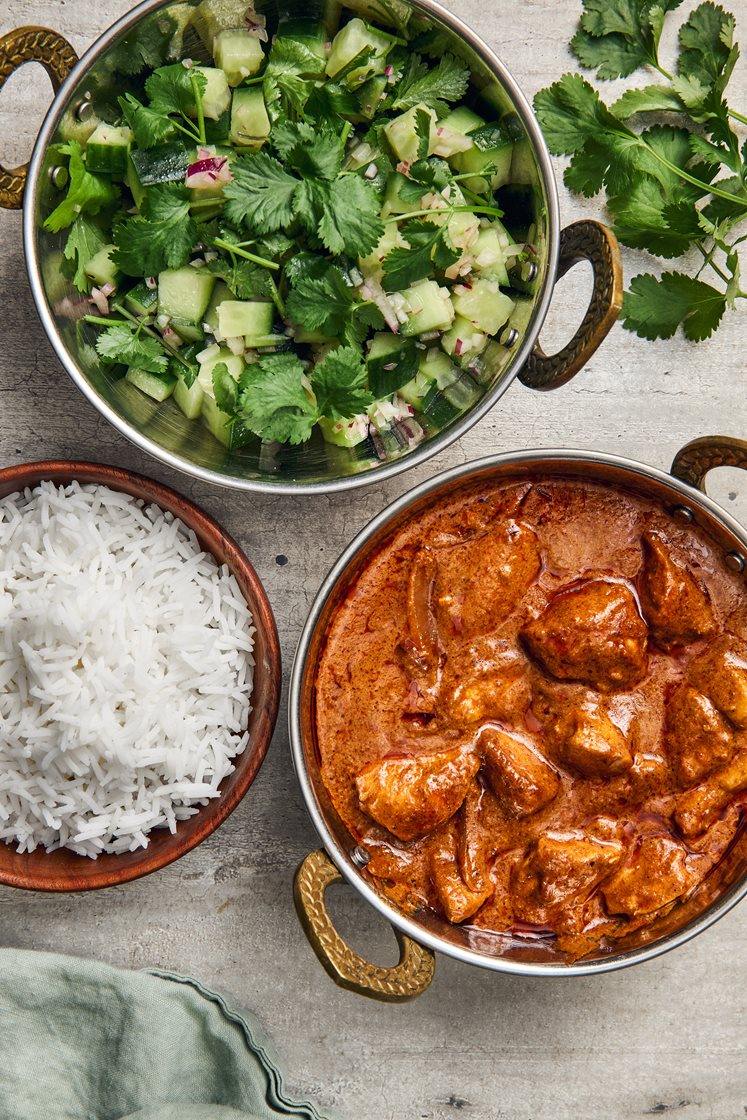 Butter chicken med basmatiris, gurksallad och koriander