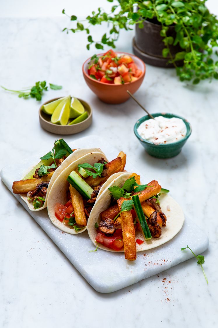 Meksikanske maistortillaer med crispy halloumi, chipotlestekt sopp og tomat- og løksalsa