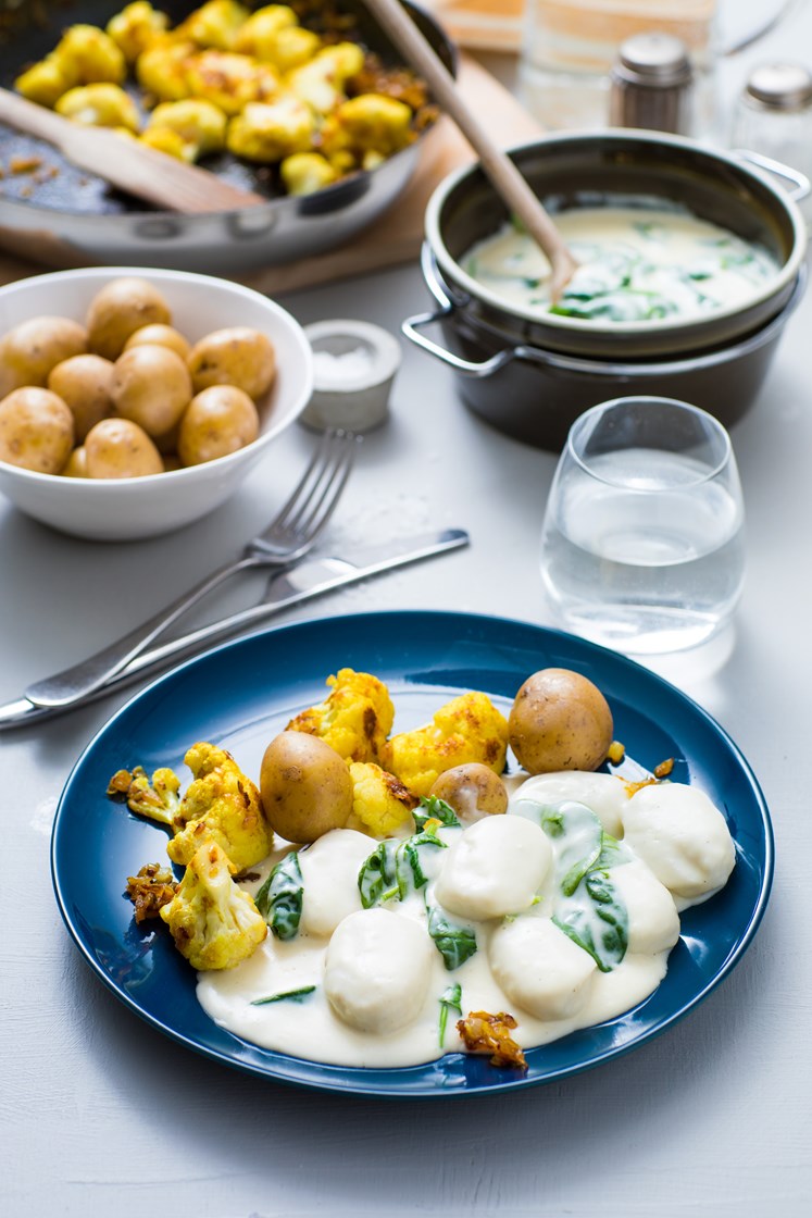 Fiskeboller i hvit saus med spinat og karristekt blomkål