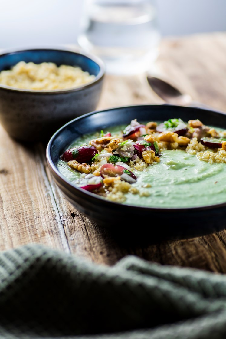 Sellerirotsuppe med smak av grønn curry servert med druesalsa og ristede valnøtter