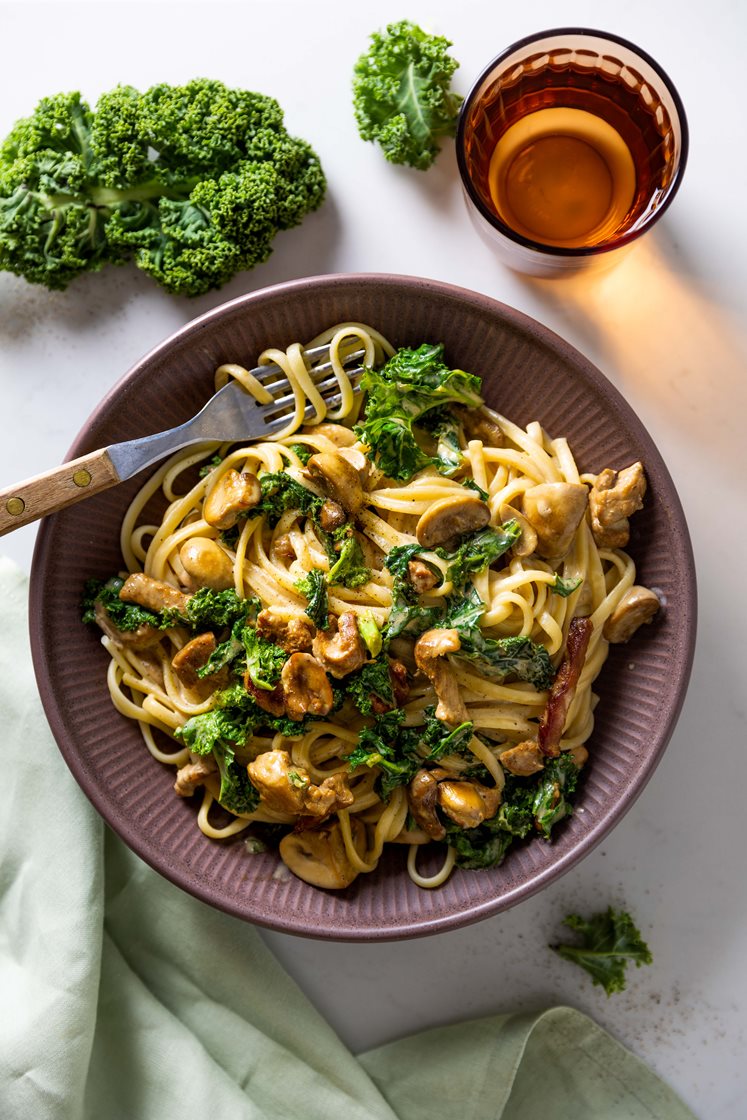 Linguine i cremet svampesauce med svinefilet og grønkål 