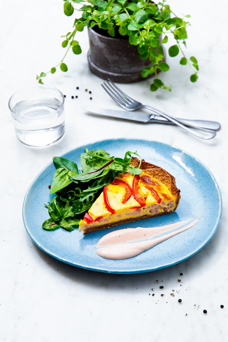 Tortillapai med sjalottløk, strimlet skinke og revet mozzarella med tobladsalat og ranchdressing  