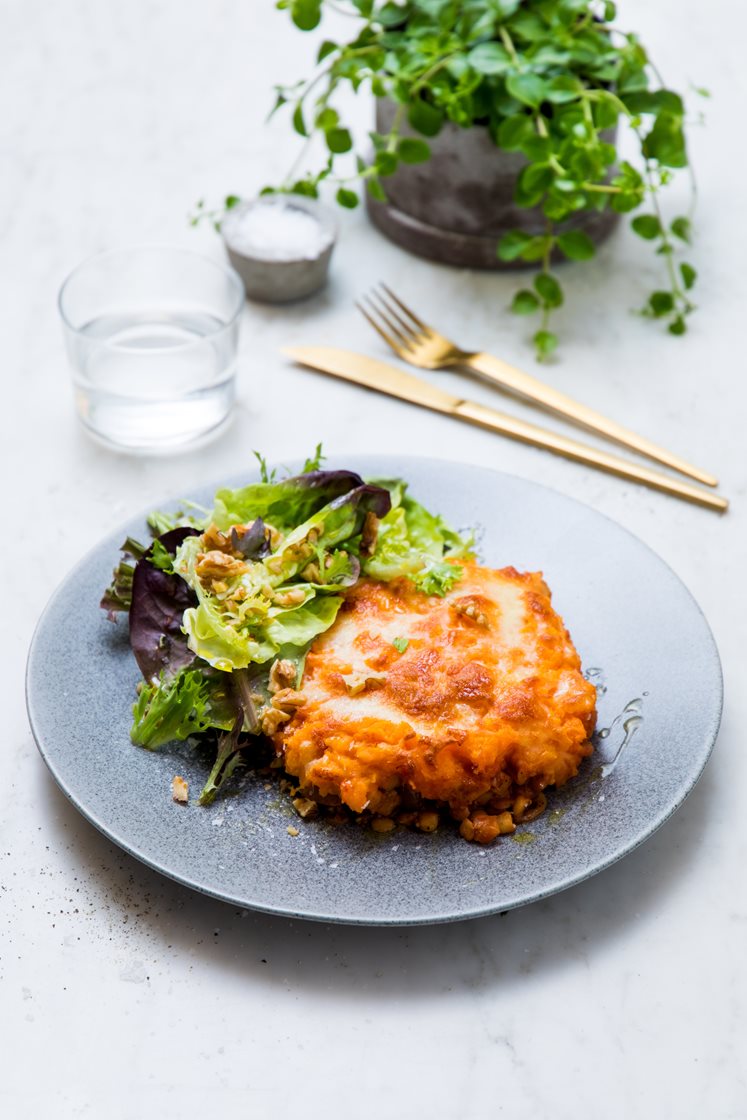 Shepherd's pie med grønne linser, søtpotetlokk og frisk salat