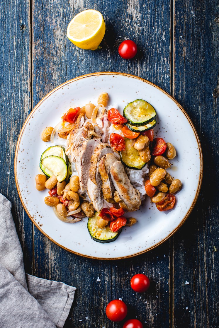 Ovnsbakt kyllingbryst med squash, cherrytomater, bønner og ris
