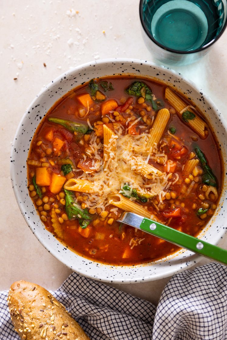 Minestronesuppe med rosmarin, grønne linser og spinat, servert med nystekte baguetter