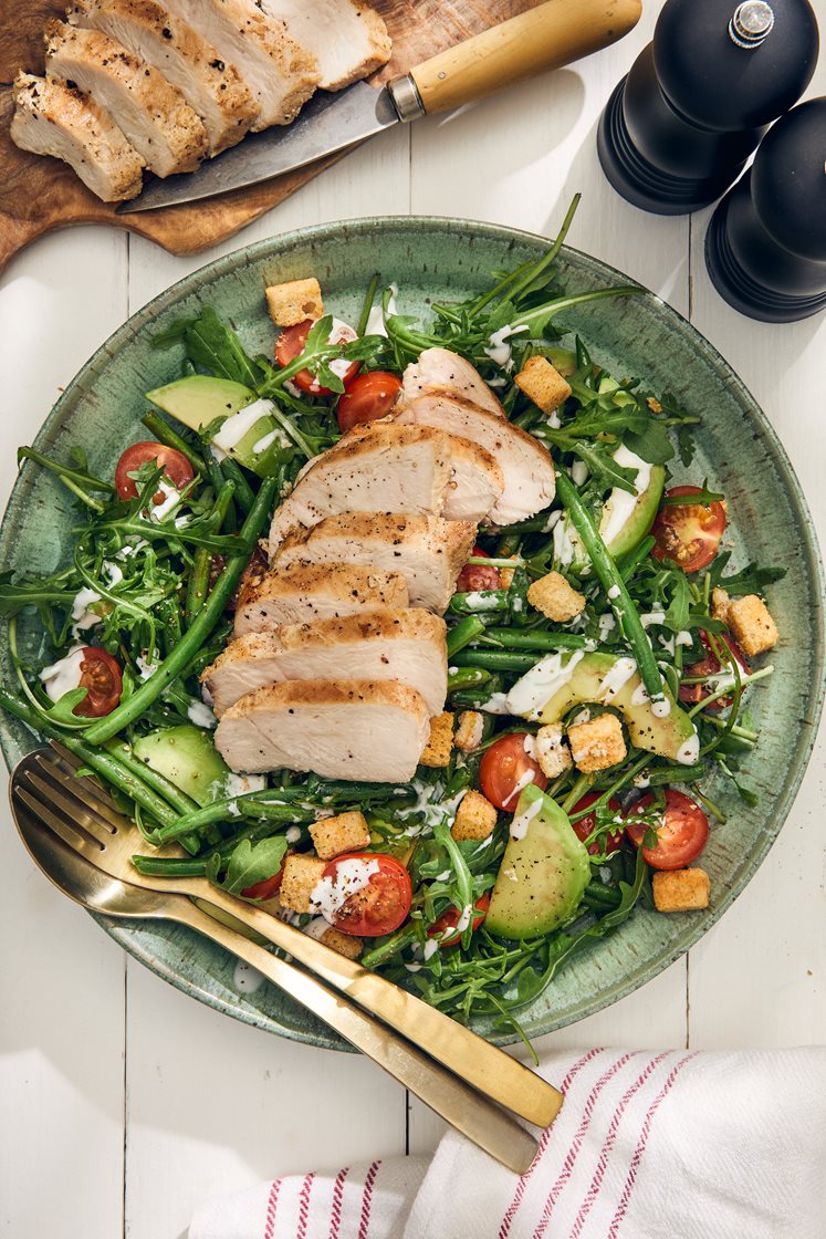 Lun kyllingsalat med avokado, krutonger og urtedressing