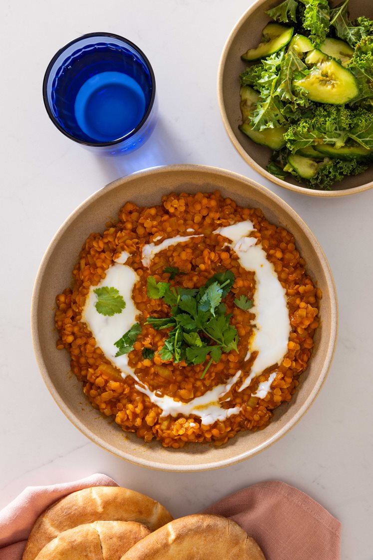 Dahl med brød og yoghurt