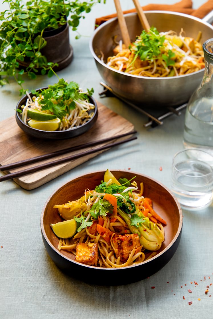 Pad thai med sprø tofu, bønnespirer, pak choy og peanøtter