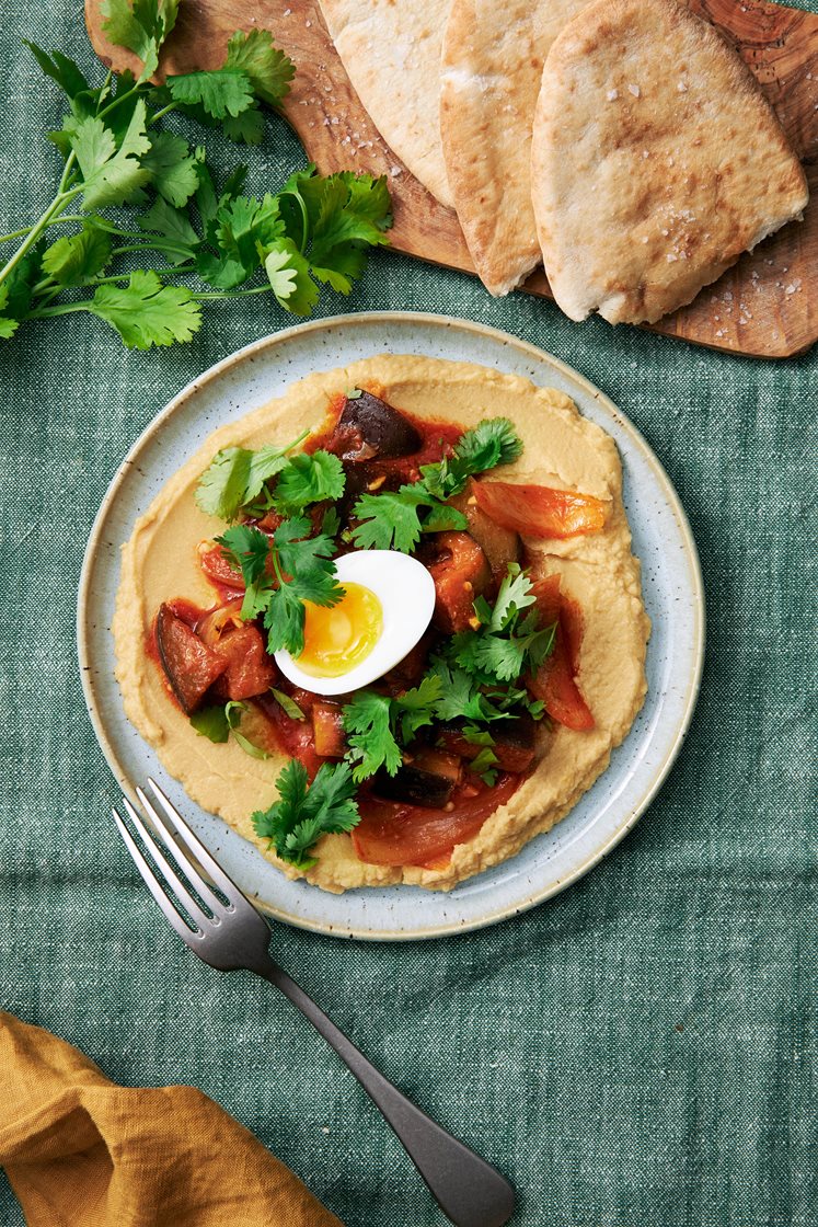 Hummustallrik med kryddig auberginegryta, ägg och pitabröd